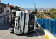 İstanbul'da büyük faciadan kıl payı dönüldü: Yokuşta çıkmaya çalışan traktör tehlikeli bir şekilde devrildi!