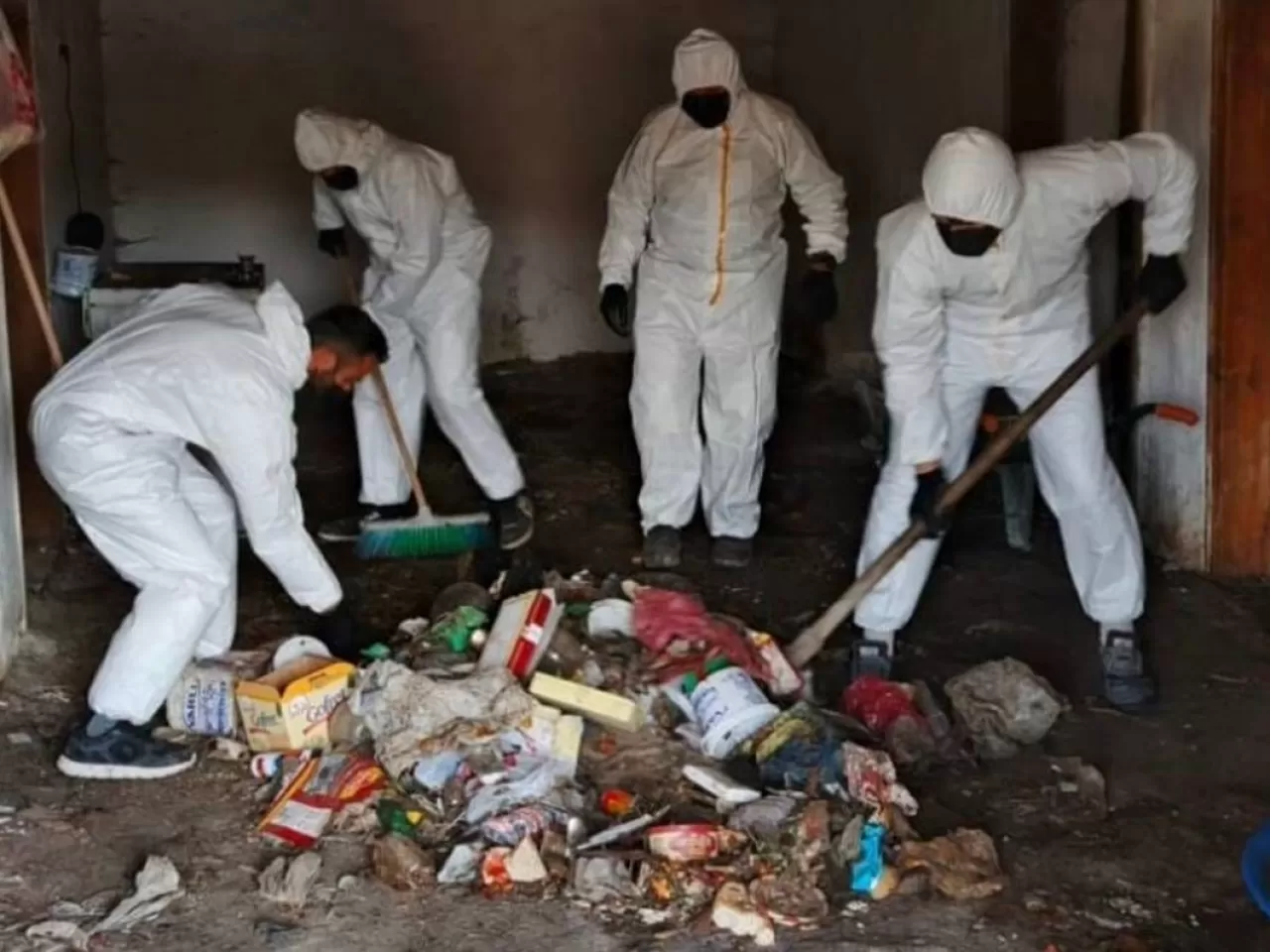 Kötü koku şikayeti üzerine harekete geçen ekipler, bir kamyon dolusu çöpü ortaya çıkardı.
