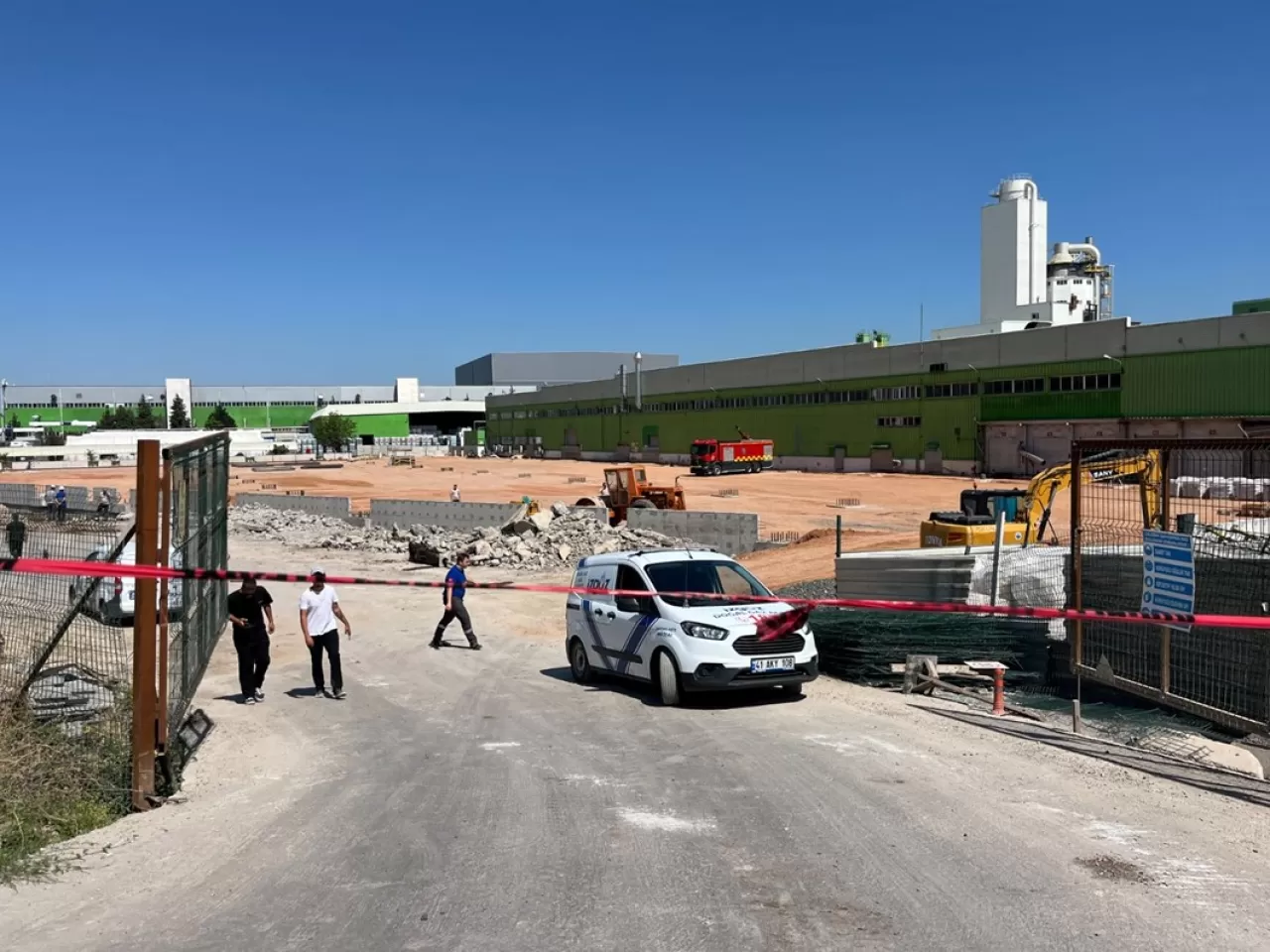 Kocaeli'de Fabrika Bahçesinde Doğalgaz Borusu Delindi: Onarım Çalışmaları Başladı.