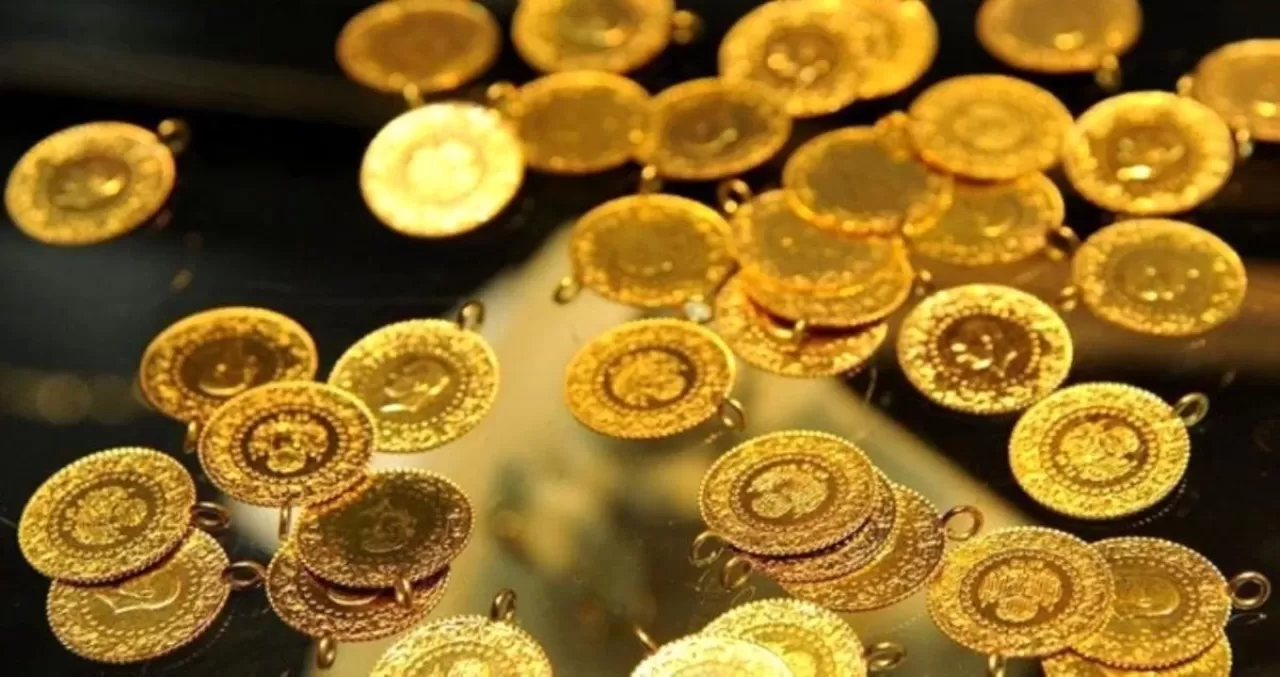Altın fiyatlarındaki düşüş, 8 Mayıs 2025 tarihinde gram, çeyrek, tam ve tam altın fiyatlarını etkiledi. Yatırımcılar merakla bekliyor!