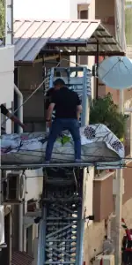 Eşya taşıma asansörüyle çıkarılan 310 kiloluk yatağa bağımlı adamın cenazesi görenleri şaşırttı