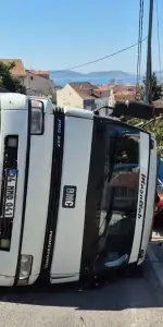 İstanbul'da büyük faciadan kıl payı dönüldü: Yokuşta çıkmaya çalışan traktör tehlikeli bir şekilde devrildi!