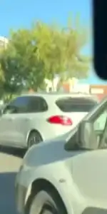 Trafik canavarı dehşet saçtı: Araç camını paramparça etti