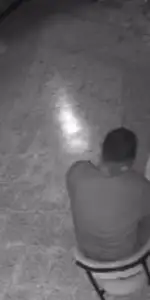 Marketin camını kırarak içeri giren hırsız, ilginç bir davranışta bulunarak "çilingir sofrası" kurdu.