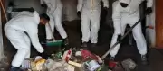 Kötü koku şikayeti üzerine harekete geçen ekipler, bir kamyon dolusu çöpü ortaya çıkardı.