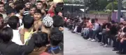 iPhone 17 satışının başlamasıyla birlikte mağaza önünde yaşanan kargaşa büyüdü! Müşteriler arasında çıkan kavga sonucunda yumruklar havada uçuştu.