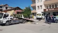 Kontrolden çıkan servis aracı, iş yerine girdi!