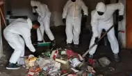 Kötü koku şikayeti üzerine harekete geçen ekipler, bir kamyon dolusu çöpü ortaya çıkardı.