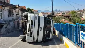 İstanbul'da büyük faciadan kıl payı dönüldü: Yokuşta çıkmaya çalışan traktör tehlikeli bir şekilde devrildi!