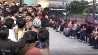 iPhone 17 satışının başlamasıyla birlikte mağaza önünde yaşanan kargaşa büyüdü! Müşteriler arasında çıkan kavga sonucunda yumruklar havada uçuştu.