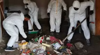 Kötü koku şikayeti üzerine harekete geçen ekipler, bir kamyon dolusu çöpü ortaya çıkardı.