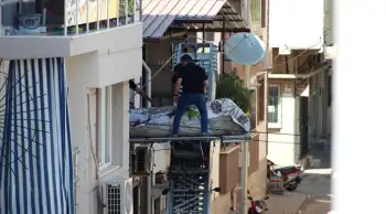 Eşya taşıma asansörüyle çıkarılan 310 kiloluk yatağa bağımlı adamın cenazesi görenleri şaşırttı