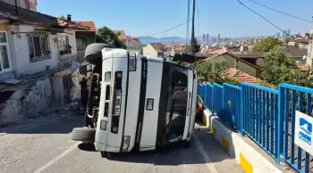 İstanbul'da büyük faciadan kıl payı dönüldü: Yokuşta çıkmaya çalışan traktör tehlikeli bir şekilde devrildi!