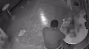 Marketin camını kırarak içeri giren hırsız, ilginç bir davranışta bulunarak "çilingir sofrası" kurdu.