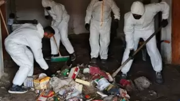 Kötü koku şikayeti üzerine harekete geçen ekipler, bir kamyon dolusu çöpü ortaya çıkardı.