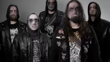 Rock grubu üyeleri, dini değerlere yönelik hakaret suçlamasıyla tutuklandı.