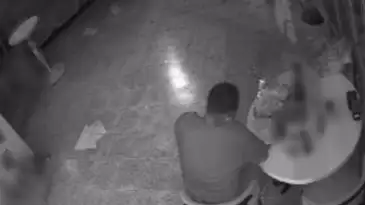 Marketin camını kırarak içeri giren hırsız, ilginç bir davranışta bulunarak "çilingir sofrası" kurdu.