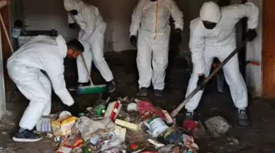Kötü koku şikayeti üzerine harekete geçen ekipler, bir kamyon dolusu çöpü ortaya çıkardı.