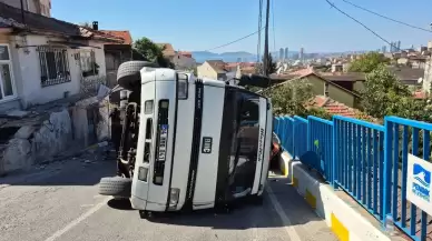 İstanbul'da büyük faciadan kıl payı dönüldü: Yokuşta çıkmaya çalışan traktör tehlikeli bir şekilde devrildi!