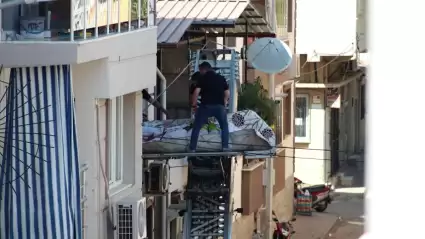 Eşya taşıma asansörüyle çıkarılan 310 kiloluk yatağa bağımlı adamın cenazesi görenleri şaşırttı