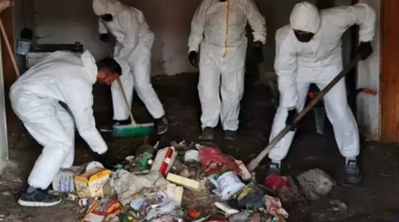 Kötü koku şikayeti üzerine harekete geçen ekipler, bir kamyon dolusu çöpü ortaya çıkardı.