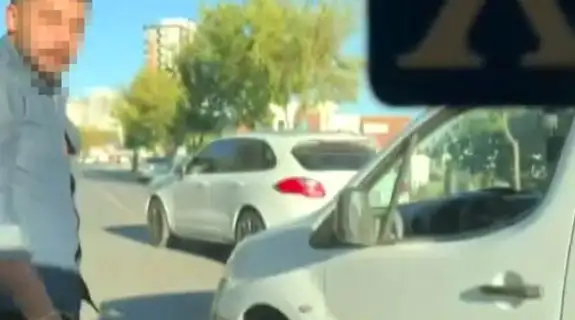 Trafik canavarı dehşet saçtı: Araç camını paramparça etti