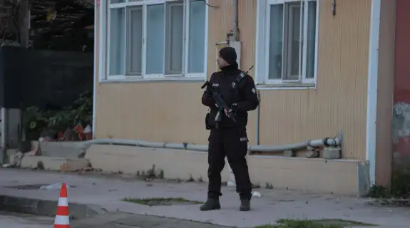 Yalova'da DAEŞ operasyonunda polise ateş açıldı! Yaralıların olduğu söyleniyor.