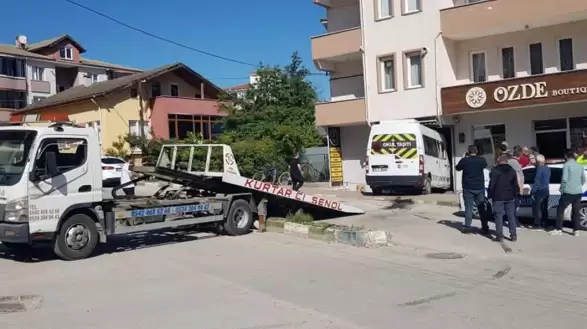 Kontrolden çıkan servis aracı, iş yerine girdi!