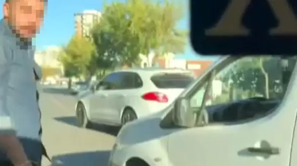 Trafik canavarı dehşet saçtı: Araç camını paramparça etti