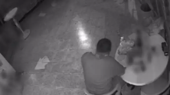 Marketin camını kırarak içeri giren hırsız, ilginç bir davranışta bulunarak "çilingir sofrası" kurdu.