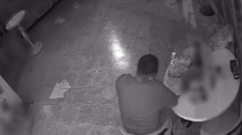 Marketin camını kırarak içeri giren hırsız, ilginç bir davranışta bulunarak "çilingir sofrası" kurdu.