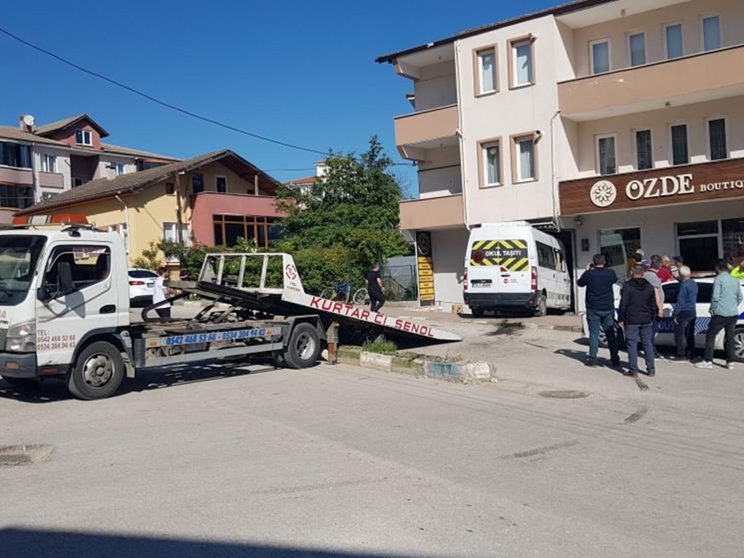 Kontrolden çıkan servis aracı, iş yerine girdi!