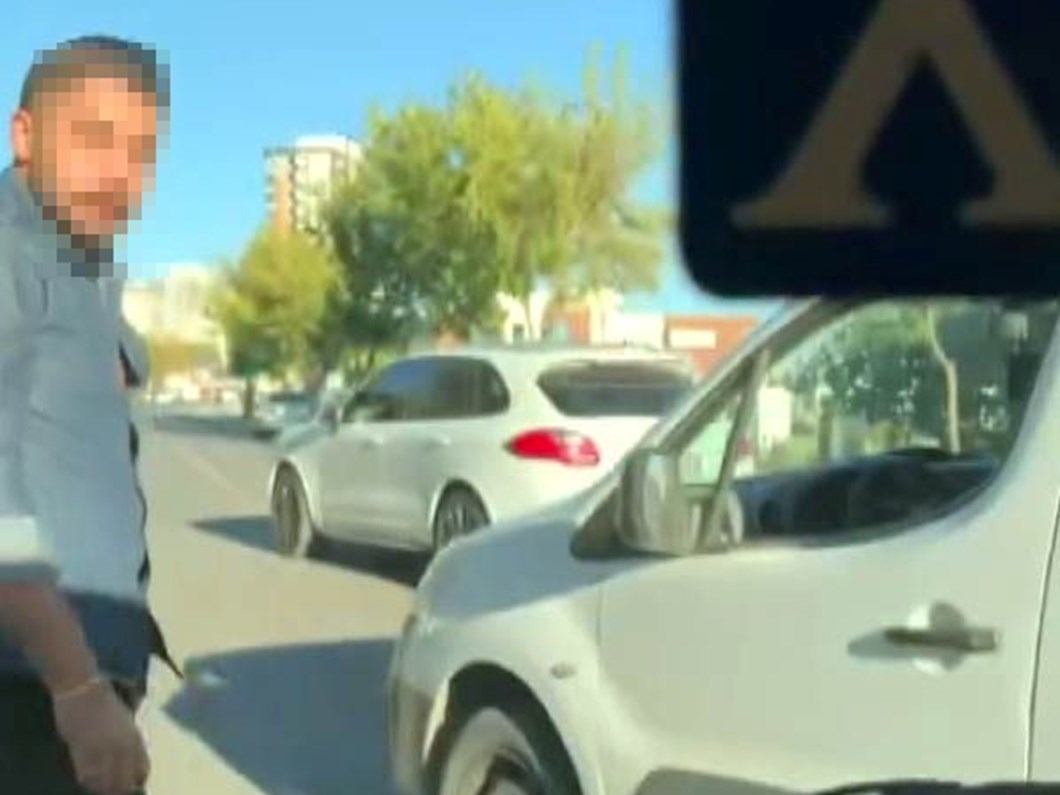 Trafik canavarı dehşet saçtı: Araç camını paramparça etti